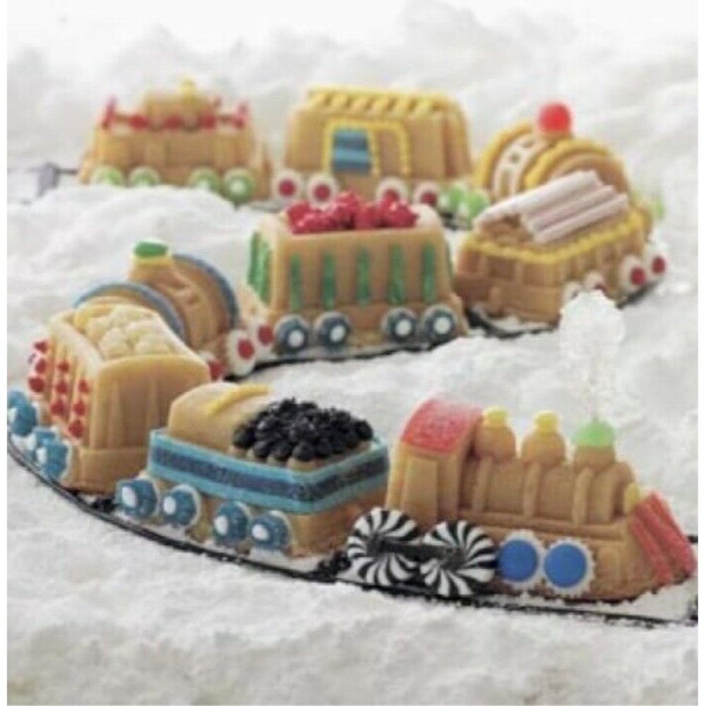 NEW Williams Sonoma NORDIC WARE Train 9-Piece Cake